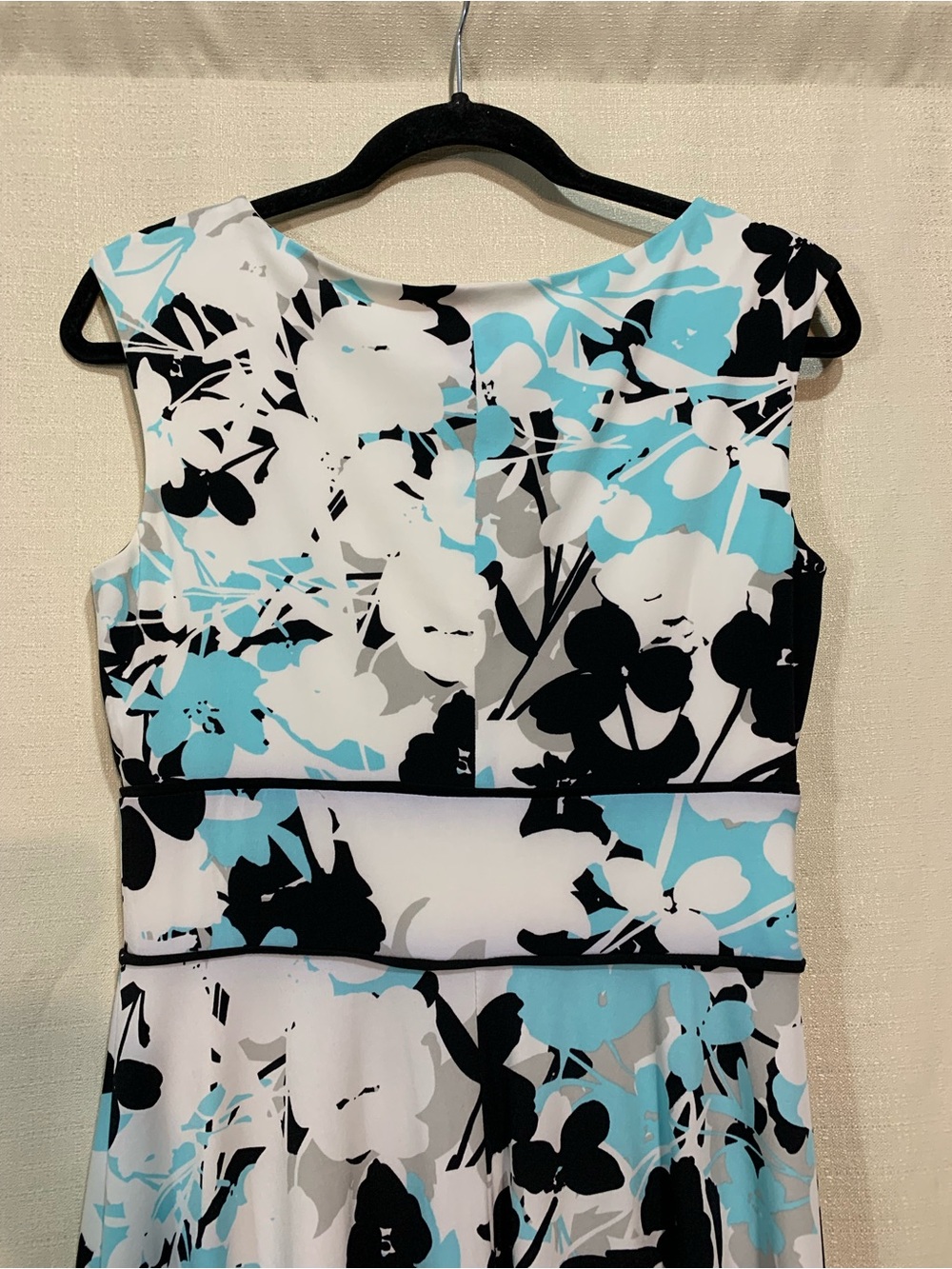 Sleeveless Floral A-Line Dress in White, Black & Light Blue a2/41 - Picture 6 of 7